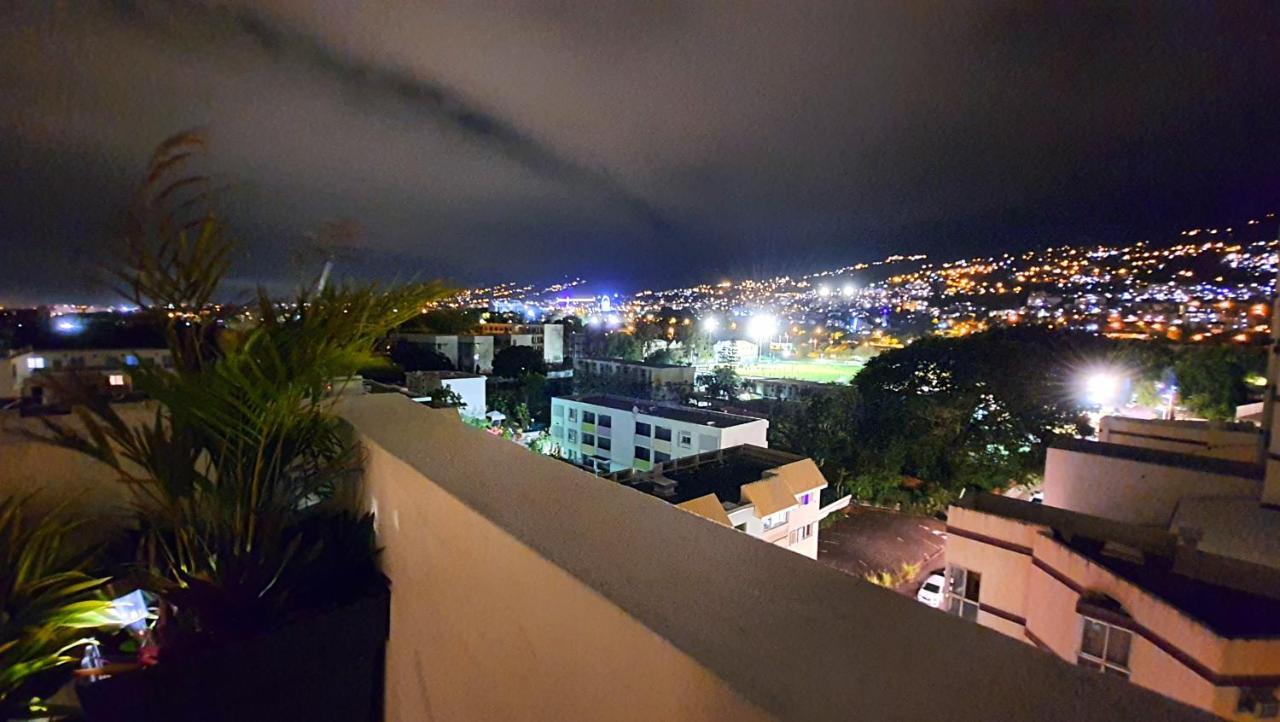 Rooftop - L'Appartement En Haut Saint-Denis Luaran gambar
